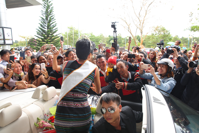 Ba mẹ và dân làng ra đón Hoa hậu H'Hen Niê trở về quê hương 11
