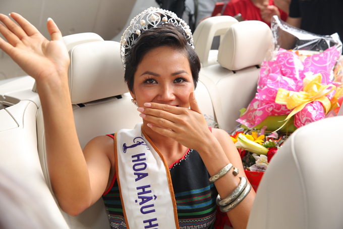 Ba mẹ và dân làng ra đón Hoa hậu H'Hen Niê trở về quê hương 10