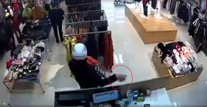 Phẫn nộ người đàn ông bế trẻ nhỏ, trộm 2 điện thoại ở cửa hàng