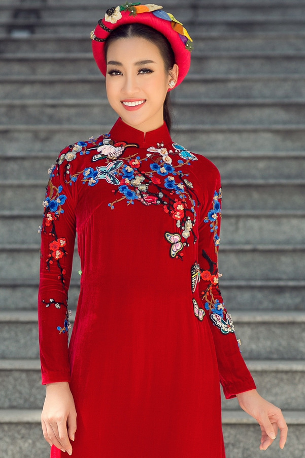 Hoa hậu Mỹ Linh khoe vẻ thanh tân khi diện áo dài 2