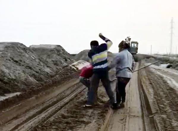 Hai mẹ con đánh chái bé vì nghi ngờ trộm ngô