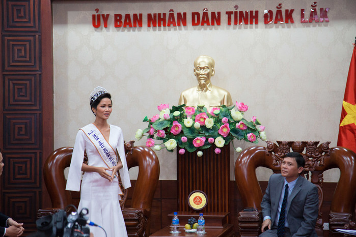 Vừa trở về quê nhà Đắk Lắk, Hoa hậu H'Hen Niê đã được nhận thưởng 2