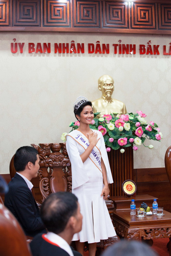 Vừa trở về quê nhà Đắk Lắk, Hoa hậu H'Hen Niê đã được nhận thưởng 7