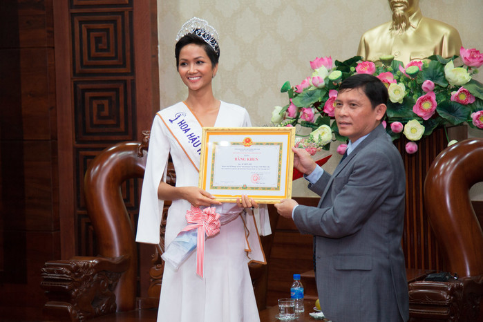 Vừa trở về quê nhà Đắk Lắk, Hoa hậu H'Hen Niê đã được nhận thưởng 3