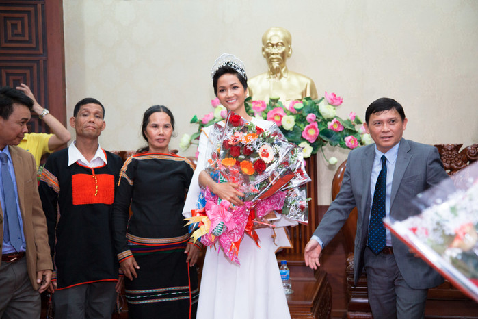Vừa trở về quê nhà Đắk Lắk, Hoa hậu H'Hen Niê đã được nhận thưởng 4