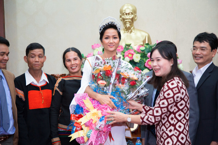 Vừa trở về quê nhà Đắk Lắk, Hoa hậu H'Hen Niê đã được nhận thưởng 5