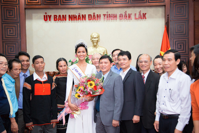 Vừa trở về quê nhà Đắk Lắk, Hoa hậu H'Hen Niê đã được nhận thưởng 6