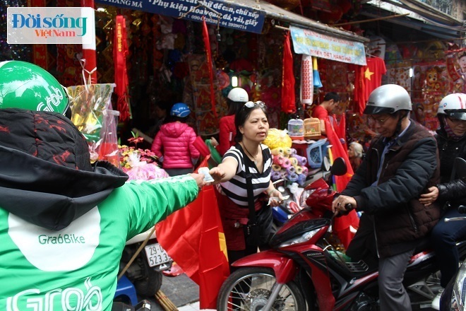 Cờ và áo in hình Quốc kỳ cháy hàng vì U23 Việt Nam 4