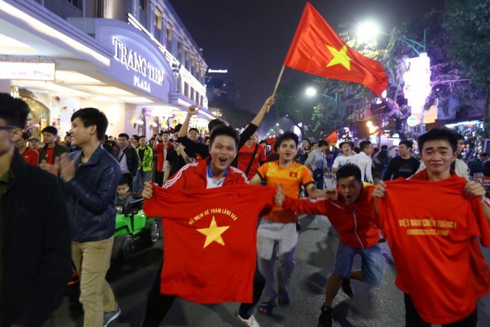 Người hâm mộ đổ ra đường sau chiến thắng lịch sử của U-23 Việt Nam 5