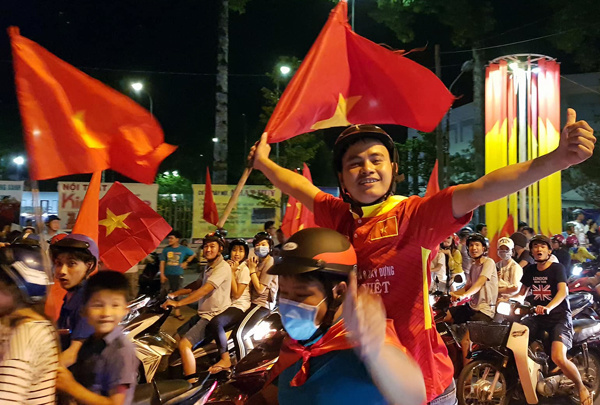 Người hâm mộ đổ ra đường sau chiến thắng lịch sử của U-23 Việt Nam 3