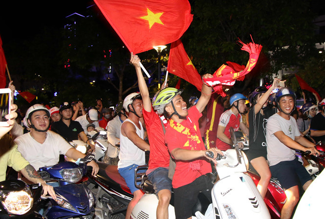 Người hâm mộ đổ ra đường sau chiến thắng lịch sử của U-23 Việt Nam 2