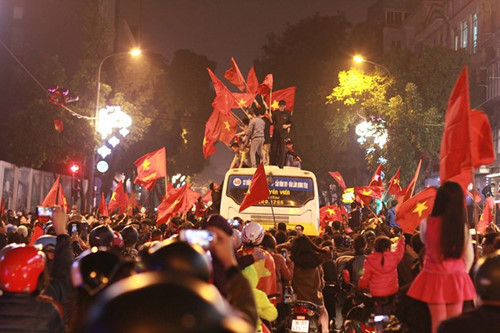 Người hâm mộ đổ ra đường sau chiến thắng lịch sử của U-23 Việt Nam 1