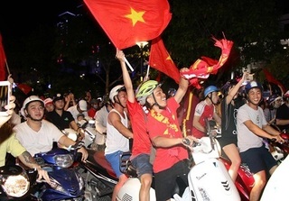 Người hâm mộ đổ ra đường sau chiến thắng lịch sử của U23 Việt Nam