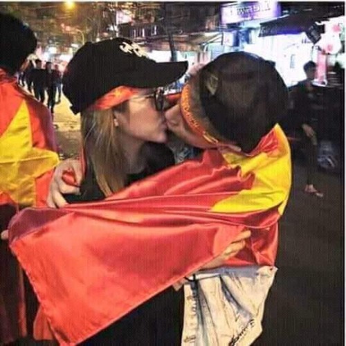 Hotboy Phí Ngọc Hưng tiếp tục để lộ ảnh hôn cô gái lạ