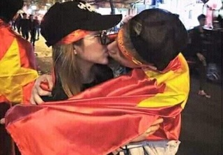 Hotboy Phí Ngọc Hưng tiếp tục để lộ ảnh hôn cô gái mà anh chàng từng khẳng định ‘chỉ là bạn’