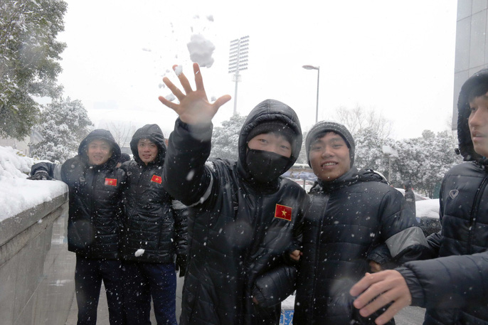  Cầu thủ U23 Việt Nam nghịch tuyết trước cuộc đấu sinh tử với Uzbekistan