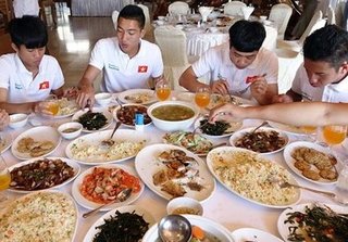 Vì sao HLV Park cấm U23 Việt Nam vừa ăn vừa dùng điện thoại?