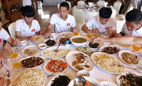 Vì sao HLV Park cấm U23 Việt Nam vừa ăn vừa dùng điện thoại