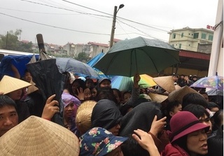 Hàng trăm người dân đội mưa đến dự phiên tòa xét xử vụ chủ nhiệm HTX bị sát hại ở Bắc Ninh