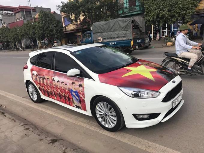 Dàn xe ô tô trang trí ủng hộ U23 Việt Nam vô địch 5