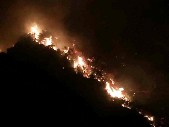 Cháy ngùn ngụt núi đá vôi ở Hòa Bình, hơn 300 người dập lửa 