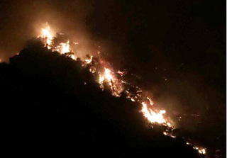 Cháy ngùn ngụt núi đá vôi ở Hòa Bình, hơn 300 người cứu rừng trong đêm