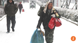 Đi bộ 40 km dưới trời tuyết để tiết kiệm tiền, mua quần áo cho vợ