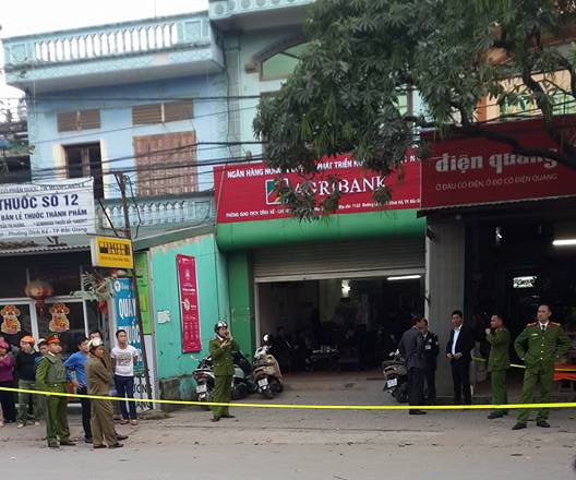 Camera ghi lại hình ảnh kẻ dùng súng cướp ngân hàng ở Bắc Giang