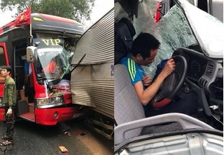 Xe khách va chạm với xe tải khiến nhiều học sinh hoảng loạn
