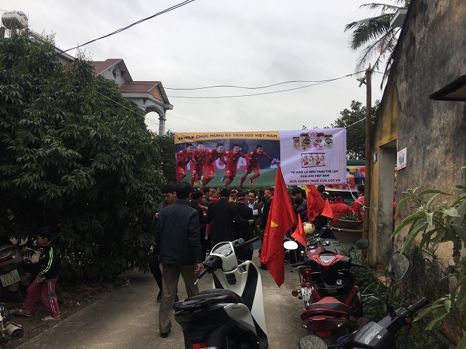 Không khí cuồng nhiệt tại nhà tiền vệ U23 Lương Xuân Trường trước giờ bóng lăn