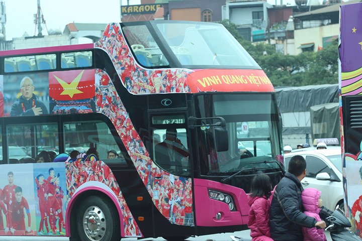 ​Tại buổi lễ đón tiếp U23 Việt Nam, có 4 xe mui trần và 2 xe buýt có mặt sẵn sàng đồng hành cùng các chàng trai áo đỏ về nước