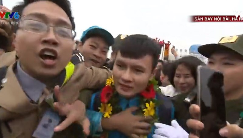Hình ảnh đầu tiên của U23 Việt Nam đã về đến sân bay Nội Bài  