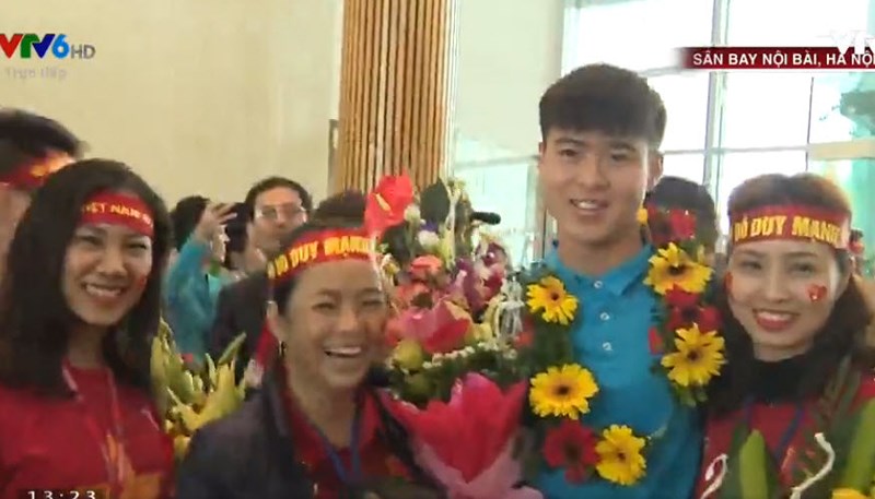 Hình ảnh đầu tiên của U23 Việt Nam đã về đến sân bay Nội Bài  