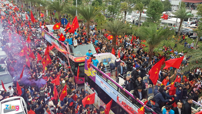 U23 Việt Nam diễu hành trên xe buýt 2 tầng trong vòng vây ngập cờ hoa 