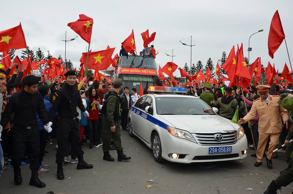 Lực lượng chức năng gỡ vòng vây cho U23 về trung tâm Hà Nội