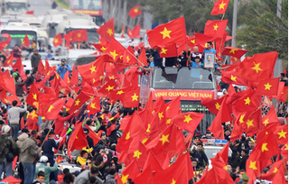 U23 Việt Nam diễu hành trên xe buýt 2 tầng trong biển người rực rỡ cờ đỏ sao vàng