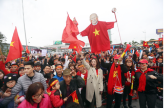 Sân bay Nội Bài tràn ngập sắc đỏ đón chờ những người hùng U23 Việt Nam 