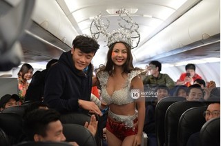 Ngượng tái mặt với hình ảnh người mẫu Lại Thanh Hương mặc sexy chụp ảnh cùng cầu thủ U23 Việt Nam