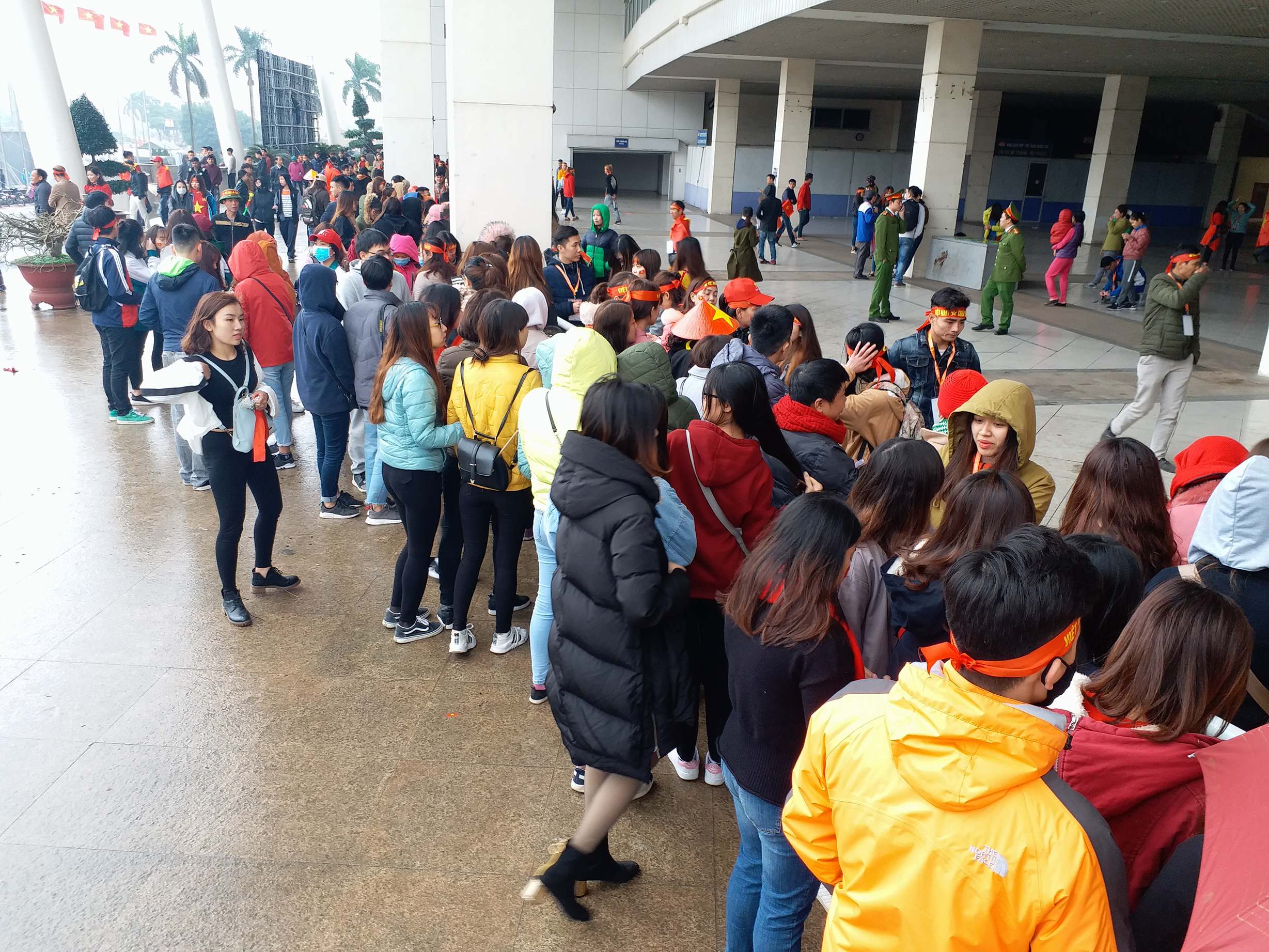 Rất đông người hâm mộ đã đổ về sân vận động Mỹ Đình để đón xem đêm gala với đội tuyển U23 Việt Nam