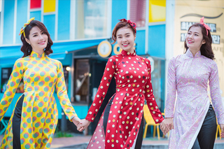 Xu hướng thời trang Tết 2018 với áo dài phong cách cô ba Sài Gòn
