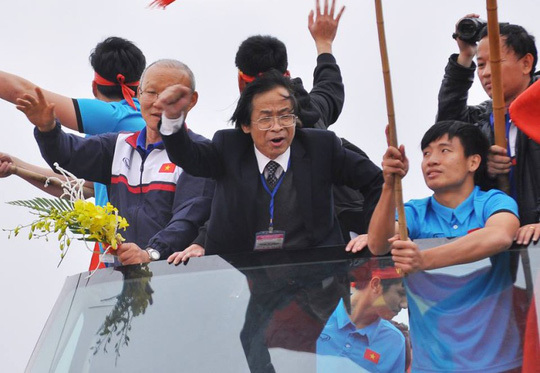 Ông Nguyễn Lân Trung bị chỉ trích về màn ăn mừng quá lố trên xe đón U23 Việt Nam. Ảnh: NLĐ