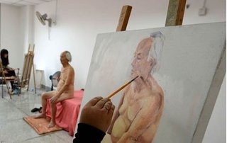 Mặc con cháu phản đối kịch liệt, cụ ông 88 tuổi vẫn làm người mẫu khỏa thân