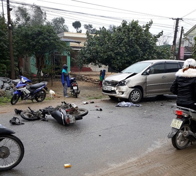 Xe máy gãy đôi sau khi tông trực diện ô tô, 2 người nguy kịch