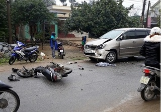 Xe máy gãy đôi sau khi tông trực diện ô tô, 2 người nguy kịch