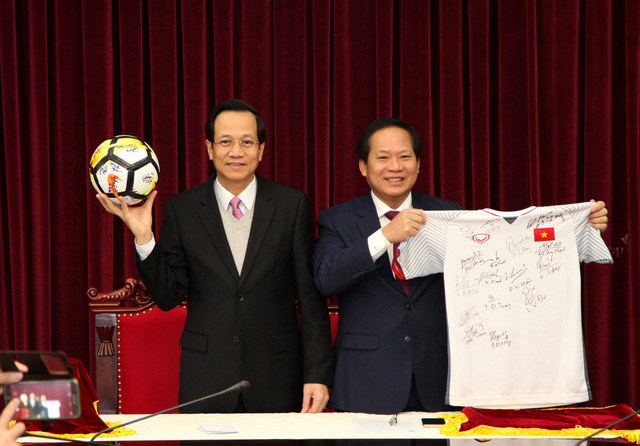 Đấu giá quả bóng và áo đấu của U23 Việt Nam tặng người nghèo