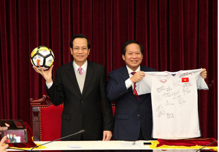 Đấu giá quả bóng và áo đấu của U23 Việt Nam tặng người nghèo