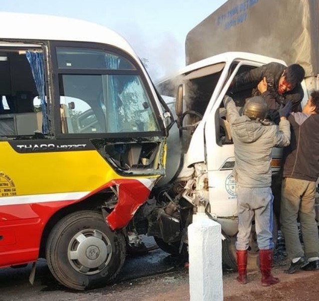 Quảng Ninh: Xe tải đấu đầu xe buýt, 10 người thương vong