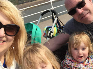 Hai chị em gái chơi trong nhà bên xác bố suốt 24 tiếng