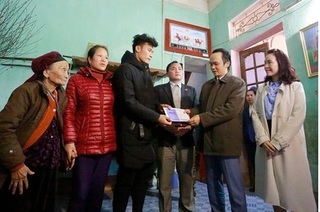 Ông Trịnh Văn Quyết trao quà đặc biệt cho Bùi Tiến Dũng U23 Việt Nam