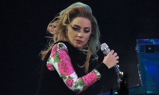Bệnh nặng, Lady Gaga phải hủy 10 show diễn tại Châu Âu